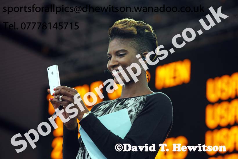 Denise Lewis on her iPhone at the Glasgow Diamond League. Photo: David T. Hewitson/Sports for All Pics